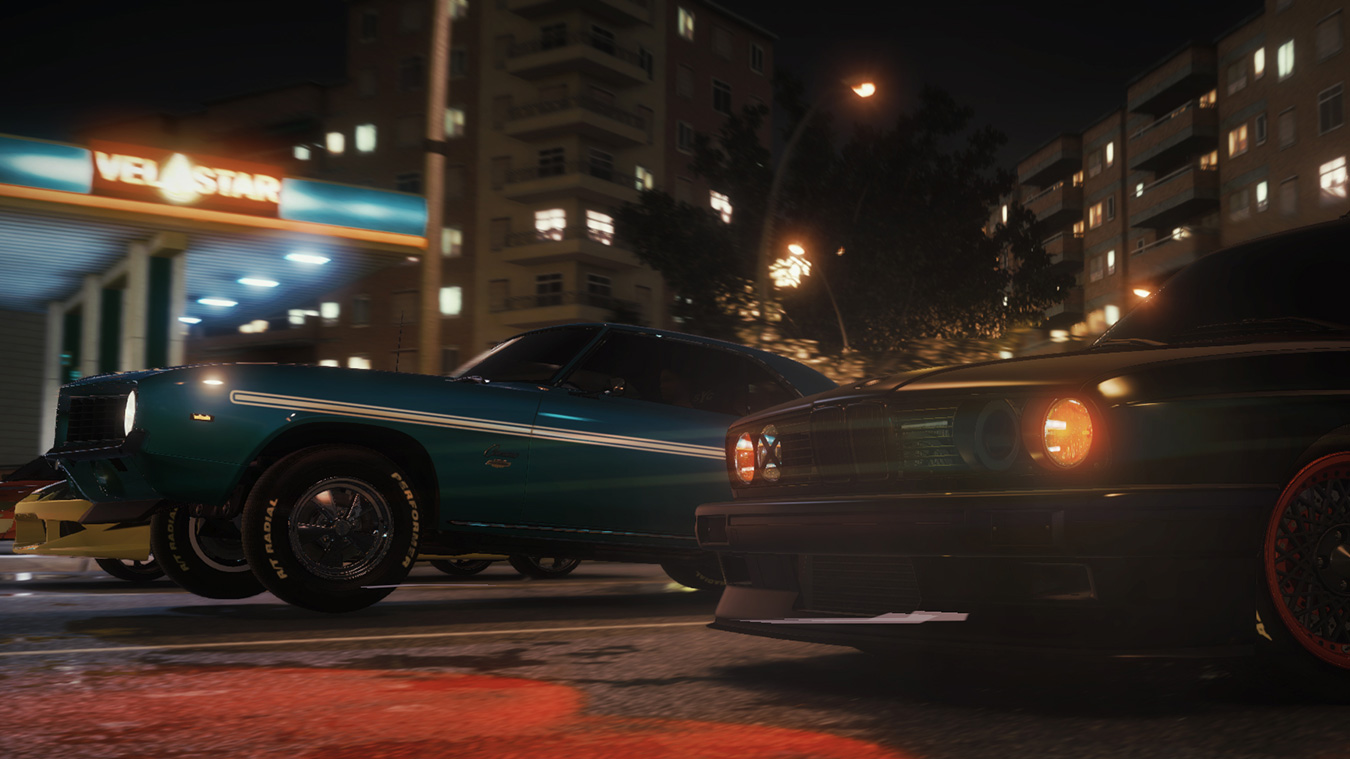 fast and furious crossroads 遊戲場景中，夜晚城市的映襯下，賽車並排於馬路中央，蓄勢待發